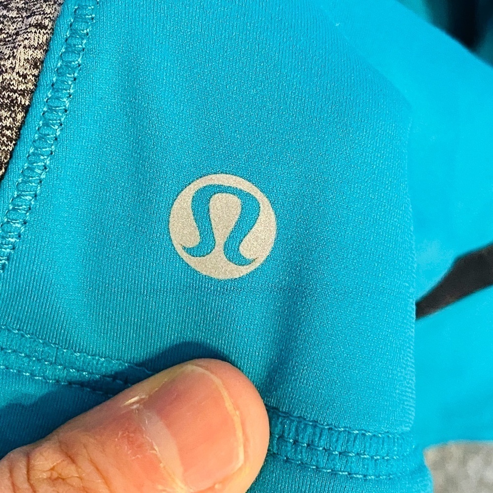 Lululemon Long-Sleeved Top with Hood - Great for Running/Hiking - Picture 4 of 4